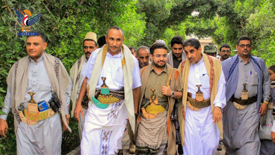 El gobernador de Hodeidah y líderes centrales y locales visitan a soldados heridos y detenidos con motivo del Eid al-Fitr