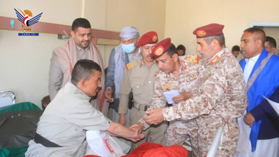 Varios líderes militares visitan a soldados heridos en el Hospital General Al-Thawra y el Hospital de la Policía en Sanaá