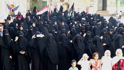 Manifestación de mujeres en Hodeidah bajo el lema "Con Irán y el Líbano, conmemoramos el Día de Al-Furqan".