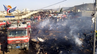 Equipos de Defensa Civil de la capital extinguen un incendio en un campamento para desplazados en el distrito de Ma'in