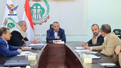 Reunión presidida por Al-Hawali aborda la colaboración entre la Corporación de Seguro Social y el sector privado