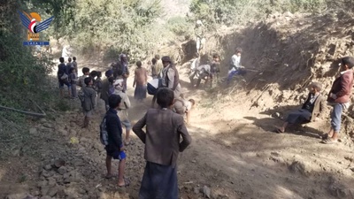 Estudiantes de las escuelas de Al-Haymah Al-Dakhiliyah toman la iniciativa para reparar y preparar carreteras