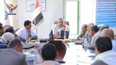 El Ministro Interino de Economía inspecciona la disciplina de los empleados en la Corporación Cementera y la Compañía Yemenita-Kuwaití