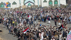 Muhammad Ali Al-Houthi nimmt an einer Militärparade für Absolventen der Kurse „Al-Aqsa-Flut“ in Ibb teil