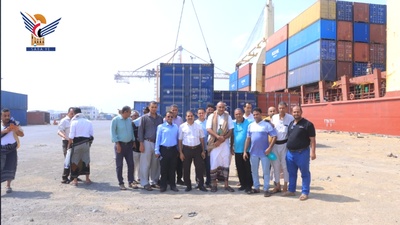El gobernador Atifi inspecciona la disciplina laboral y las operaciones en el puerto de Hodeidah