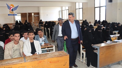 El rector de la Universidad de Ibb inspecciona el proceso de admisión
