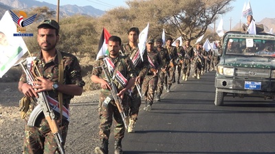 Desfile de Seguridad en Marib Afirma la Preparación para Enfrentar Cualquier Escalada Enemiga