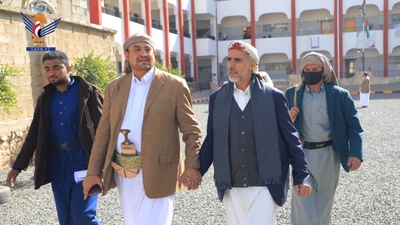 El jeque Miftah inspecciona el proyecto del canal de drenaje de aguas pluviales en Madhbah y visita la escuela Mártir Ibrahim Al-Hamdi.