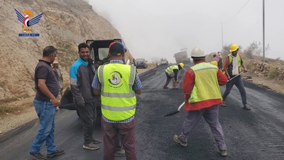 Comienzan las obras de asfaltado del proyecto de mantenimiento de la carretera "Al Mahwit - Al Qanawis"