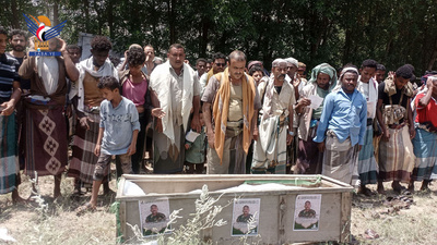 La Procesión fúnebre del mártir Salem Al-Dabasi en el distrito de Jabal Ras, Al-Hudaydah