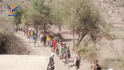 Una marcha y maniobra de graduados de cursos de movilización en Bani Sulaiman, Hazm al-Udayn, Ibb
