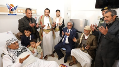 El Dr. Bin Habtoor revisa el estado de salud del Dr. Ali Abu Haliqa