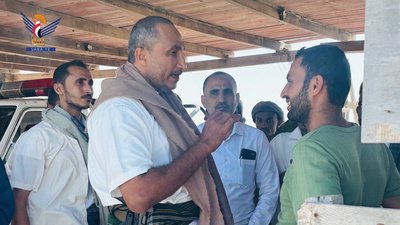 El gobernador de Hodeidah inspecciona los servicios en el centro de desembarque de pescado de Al-Tur, en Beit Al-Faqih