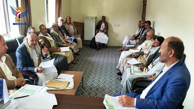 Discusión del nivel de implementación del plan de proyectos de desarrollo de 1447 Higri en la gobernación de Sana'a.