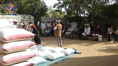 Iniciar la distribución de zakat en especie (granos) para 176 beneficiarios en el distrito de Al-Qanawis, Al-Hudaydah