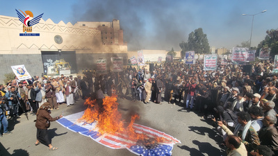 Unà Manifestación multitudinaria en Sana'a conmemora la humillante retirada de los marines estadounidenses de Yemen