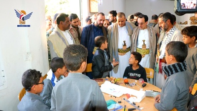 El Ministro de Finanzas y el Ministro interino de Economía inspeccionan el progreso de la educación en la Escuela Modelo Al-Thulaya en Dhama.
