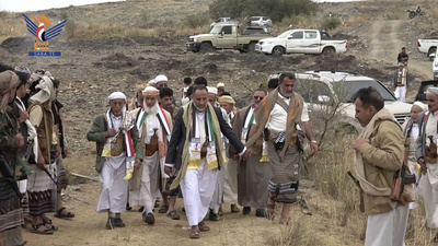 El Gobernador de Al-Bayda y académicos del Comité Central de Movilización y Reclutamiento visitan a las tropas en Al-Zahir