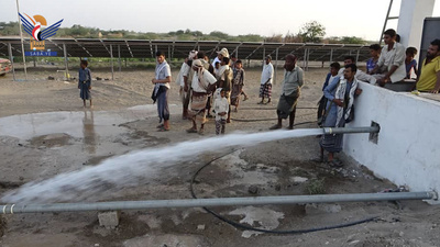 El gobernador de Al-Hudaydah inaugura el proyecto de red de agua para Al-Mitnah y aldeas vecinas en el distrito de Al-Tuhayta