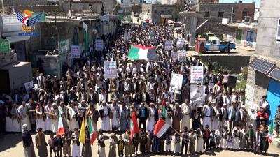 manifestacion masiva en Raymah celebran la gran victoria del Eje de la Resistencia y reafirman la solidaridad con Gaza y Líbano