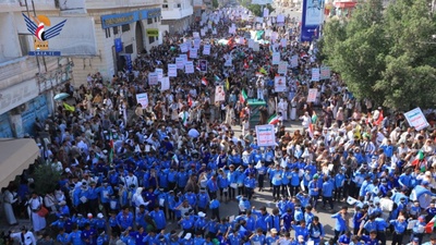 Las Manifestaciones masivas en Hodeidah bajo el lema "Nuestras plazas son una... Con Palestina contra la tiranía, y no abandonaremos el Líbano"