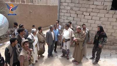 El gobernador de Al-Bayda inspecciona los daños causados ​​por el derrumbe de una vivienda en el distrito de Al-Arsh a causa de las lluvias