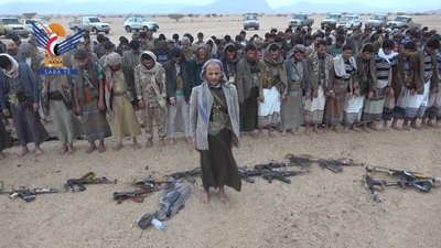 Una delegación de Shieks y dignatarios de las tribus Sufyan visita a las tropas estacionadas en el frente de Khub y Sha'af en Al-Jawf