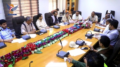 Debate sobre los Planes de Zakat, Proyectos Benéficos e Informes de Desempeño del Sector Servicios en Hodeidah
