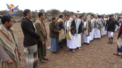 Una delegación de la gobernación de Ibb visita a las tropas desplegadas en el frente de Hamak, en Al-Dhale'