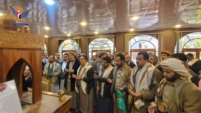 El Ministro de Petróleo y el Gobernador de Saada visitan la Mezquita Imam Al-Hadi y varios cementerios de mártires