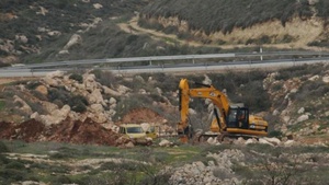 مستوطنون يشقون طريقين استيطانيين غرب وشرق رام الله ويعتدون على فلسطيني ونجله شرق الخليل