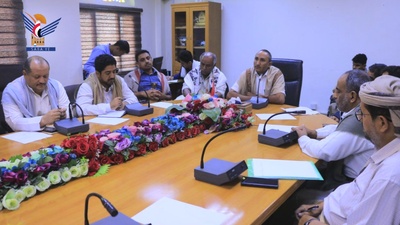 Discusión sobre el plan de proyectos benéficos para el Ramadán en la Gobernación de Al Hudaydah