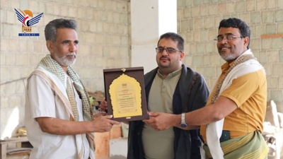 El viceministro de Cultura y Turismo homenajea al artista Al-Absi y al cantante Shanab.
