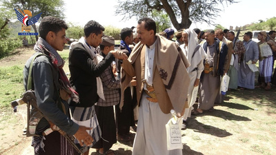 Regalos y caravanas de Eid desde la Gobernación de Ibb a los militares destinados en Taiz y Lahj