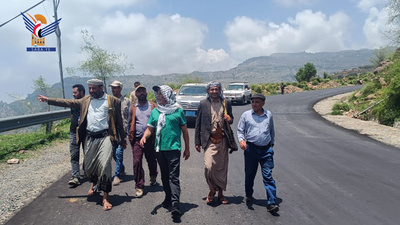 Inspeccionan los daños causados ​​por deslizamientos de tierra en varias carreteras del distrito de Jabal Al-Mahwit