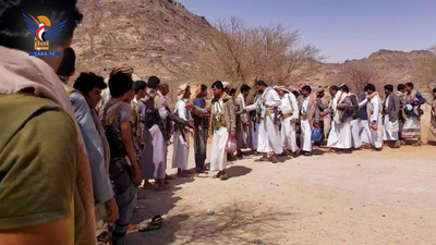 Visita y entrega de regalos de Eid de dignatarios del distrito de Al Aqab en Sahar, Sa'dah, a las tropas estacionadas en Al Jawf