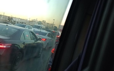 العدو الإسرائيلي يغلق حاجز جبع شمال القدس ويتسبب بأزمة مرورية خانقة