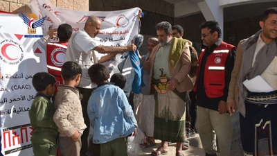 La Media Luna Roja Yemeníta distribuye abrigos de invierno a estudiantes de Al-Bayda y Rada'a