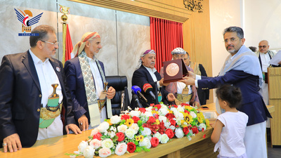 El Presidente del Consejo de Parlamento otorga el Escudo a los líderes mártires Al-Rahawi, miembros del Gobierno y Al-Ghamari