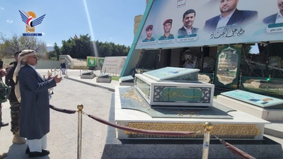 Al-Sama'i visita los santuarios del presidente mártir Al-Sammad, el primer ministro y sus colegas ministeriales