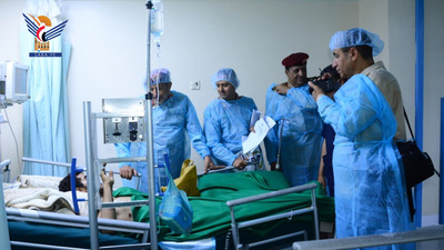 El Mayor General Al-Kahlani y el Brigadier General Al-Matari visitan a los heridos y enfermos en el Hospital Militar