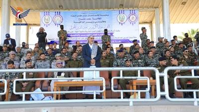 Miftah y Al-Ruwaishan participan en la ceremonia de graduación de varias fuerzas de seguridad