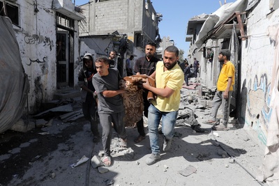 Un Paramédico fue martirizado y varios heridos en ataque aéreo israelí contra un vehículo al oeste de Khan Younis