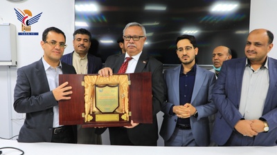 El Dr. Bin Habtoor rinde homenaje a la dirección del Hospital Militar y del Centro Cardiovascular Militar de Sanaá
