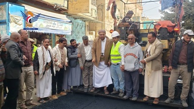 El alcalde de Sanaá inspecciona el proyecto de reparación de calles en el distrito de Ma'in
