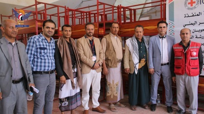 120 sillas escolares dobles distribuidas a varias escuelas de la gobernación de Taiz