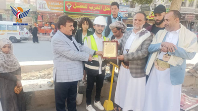 قيادة الأمانة تكرم مبادرة مجتمعية لترميم بعض الحفر بشوارع العاصمة