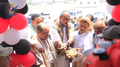 El gobernador de Hodeidah inaugura una escuela y centro de salud en el distrito de Al-Hali