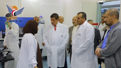 El Ministro Interino de Economía inspecciona el proceso de producción en la fábrica farmacéutica Shifa