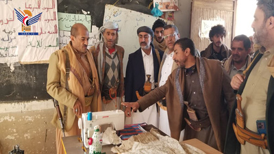 La gobernadora de Al Mahwit inspecciona las actividades del centro de costura y perfumería en el distrito de At Tawilah